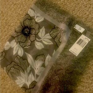 Vera Bradley scarf, NWT
Moon Shadow Meadow